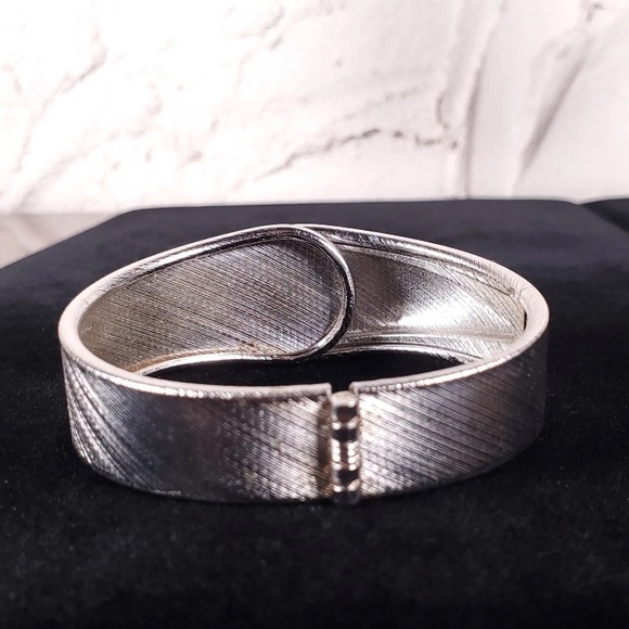 Vtg ‘70s Sarah Coventry Hinged Cuff Bracelet - Picture 4 of 12